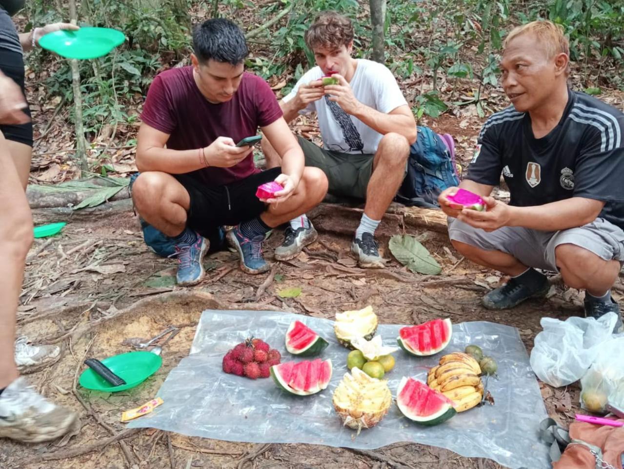 Landak River Guest House Only Trekking With Us 武吉拉旺 外观 照片